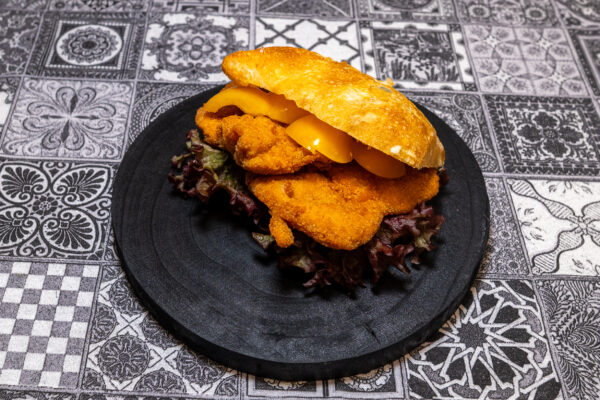 Fűszeres bundás csirkemelles ciabatta szendvics lime-os majonézzel
